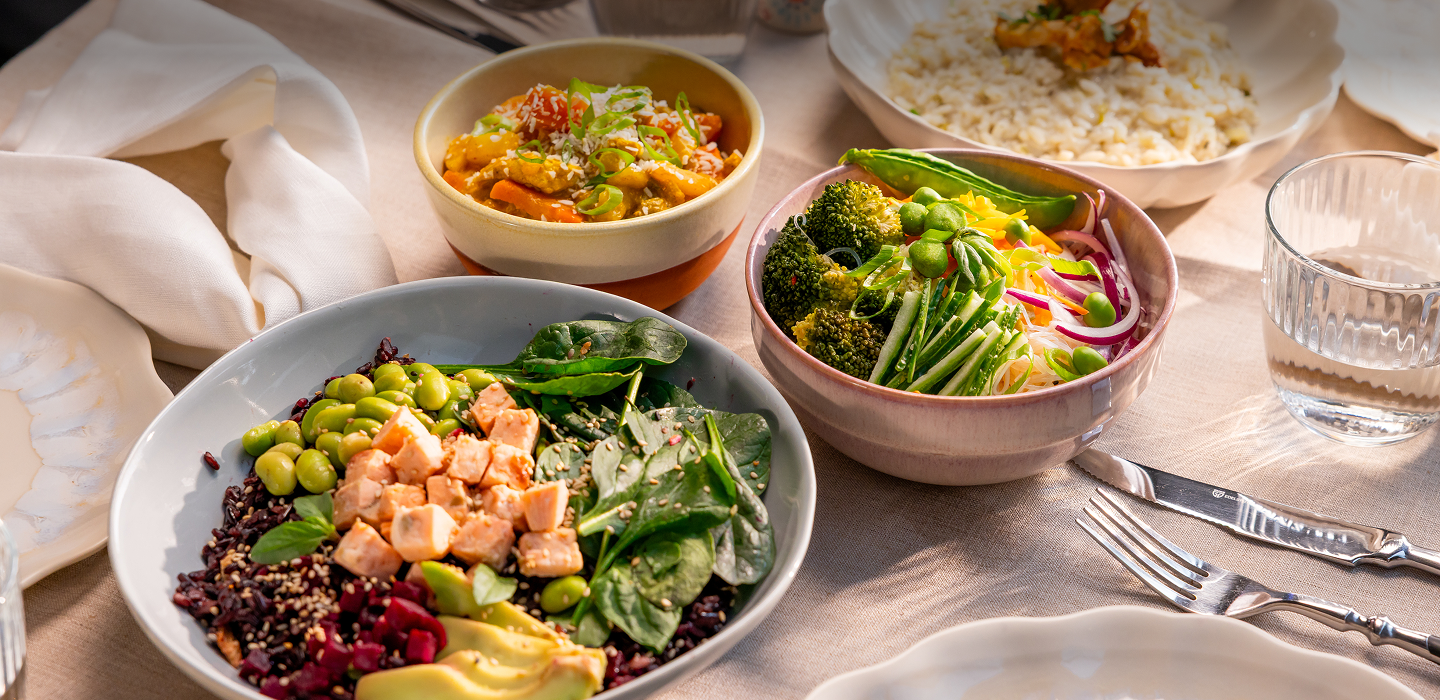 Frische und gesunde Bowls von Schrankerl für eine ausgewogene Mitarbeiterverpflegung am Tisch.
