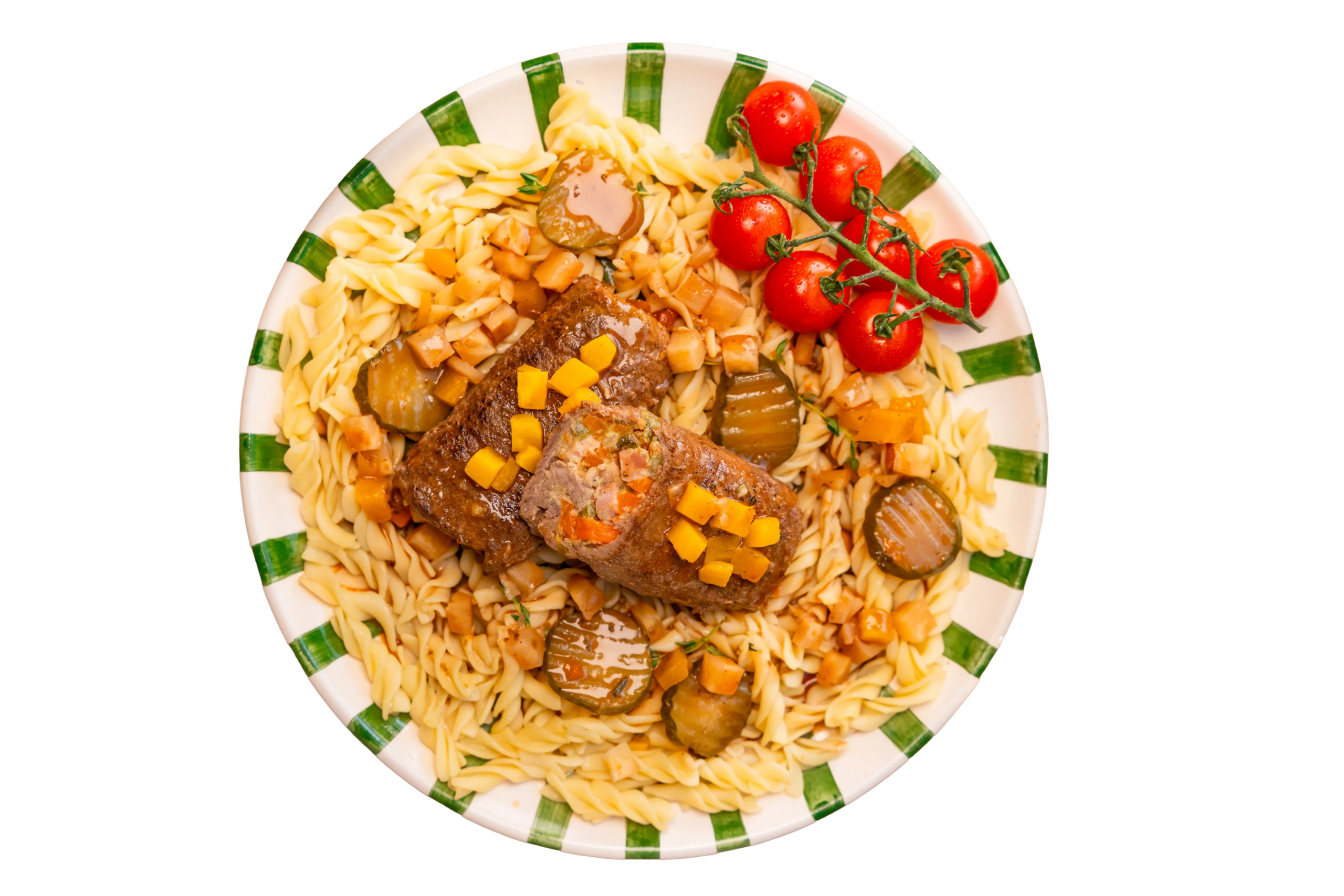 Saftige Rinderroulade mit Spirelli-Nudeln und Kirschtomaten als frische Schrankerl Mitarbeiterverpflegung.