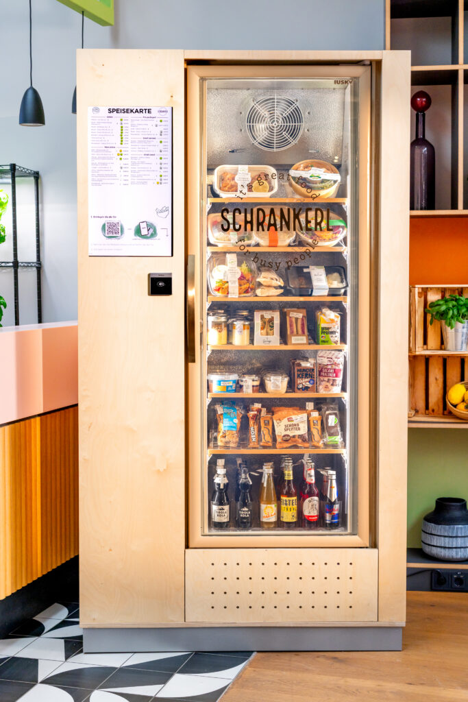 Ein Schrankerl Kühlschrank gefüllt mit frischen Speisen und Getränken für die Mitarbeiterverpflegung.