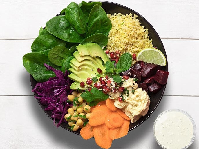 Bunte Bowl mit Avocado, Spinat und Hummus für eine gesunde Schrankerl Mitarbeiterverpflegung.