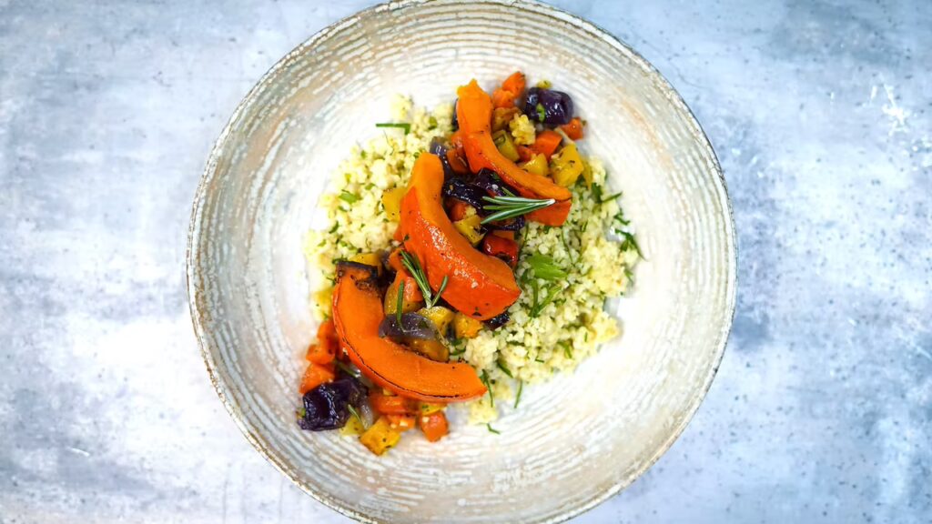 Frische Schrankerl Mitarbeiterverpflegung mit geröstetem Kürbis und Couscous in einer Keramikschüssel.