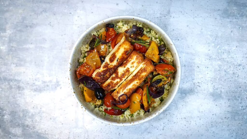 Gesunde Bowl mit gegrilltem Halloumi und Ofengemüse für die ausgewogene Mitarbeiterverpflegung von Schrankerl.