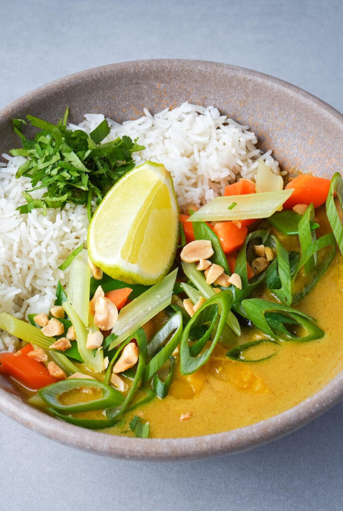 Gelbes Curry mit Reis und frischem Gemüse als leckere Mitarbeiterverpflegung von Schrankerl