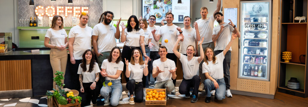 Das fröhliche Schrankerl-Team posiert in der Büroküche