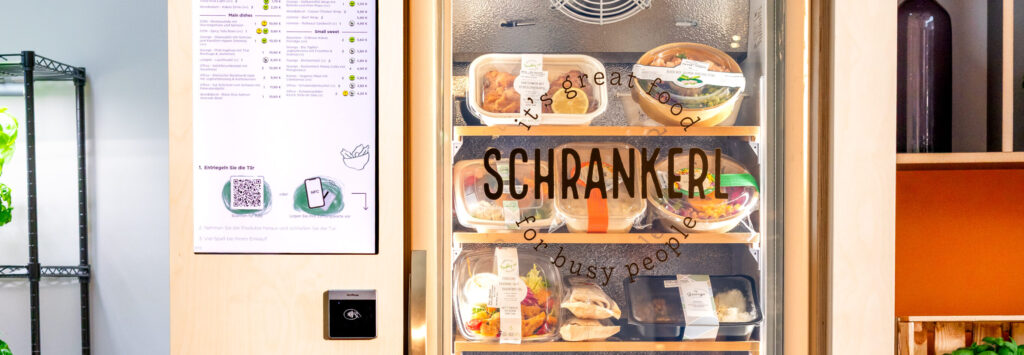 Ein Schrankerl Kühlschrank gefüllt mit frischen Mahlzeiten