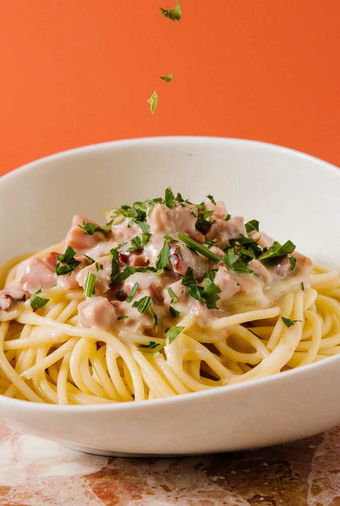 Spaghetti Carbonara mit Schinken und frischen Kräutern