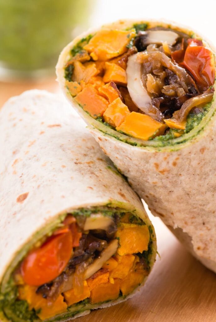 Frisch zubereiteter Gemüse-Wrap mit Süßkartoffeln als gesunde Mitarbeiterverpflegung für die Mittagspause.