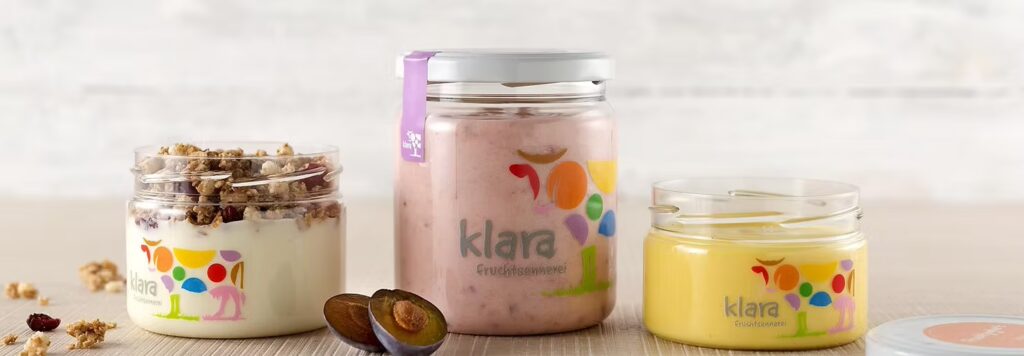 Frische Joghurt- und Fruchtspeisen von Klara als gesunde Mitarbeiterverpflegung im Glas.