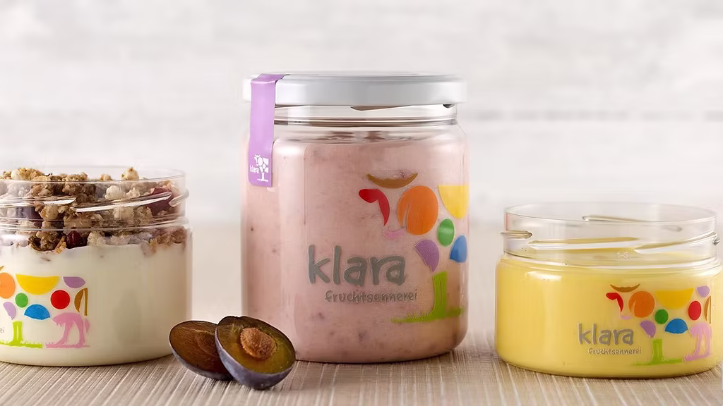 Frische Joghurt- und Fruchtspeisen von Klara im Glas als gesunde Mitarbeiterverpflegung.