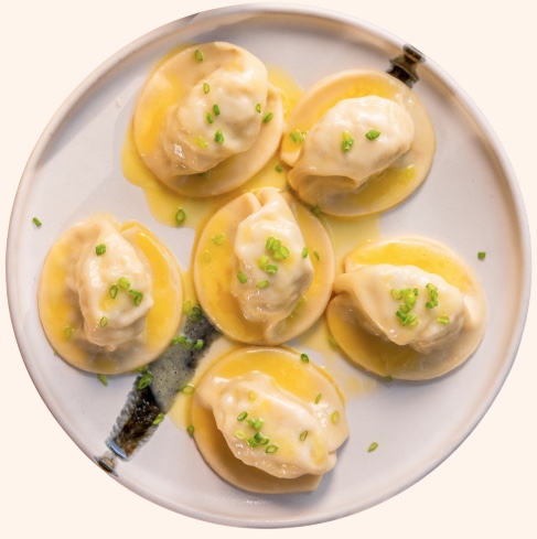 Gefüllte Teigtaschen von Leitgeb aus Kärnten mit zerlassener Butter und Schnittlauch als schmackhafte Mitarbeiterverpflegung.