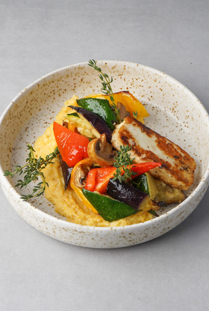 Gegrilltes Gemüse auf Polenta mit Halloumi als frische Mitarbeiterverpflegung von Schrankerl.