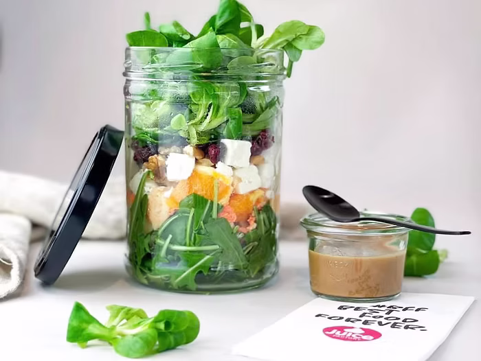 Ein geschichteter frischer Salat im Glas als gesunde Mitarbeiterverpflegung von Schrankerl.