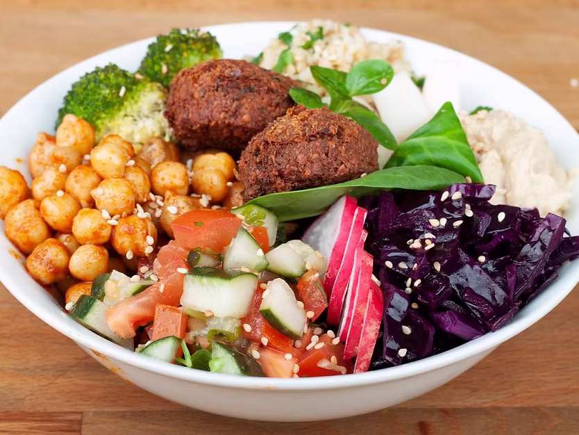 Gesunde Bowl mit Falafel und Gemüse als frische Mitarbeiterverpflegung von Schrankerl.
