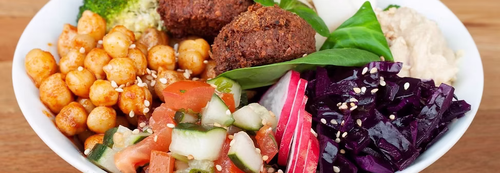 Gesunde Falafel-Bowl mit Kichererbsen und frischem Gemüse für die Mitarbeiterverpflegung.
