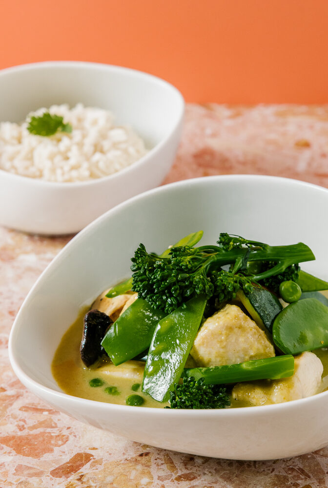 Grünes Curry mit Brokkoli, Zuckerschoten und Reis für die Schrankerl Mitarbeiterverpflegung.