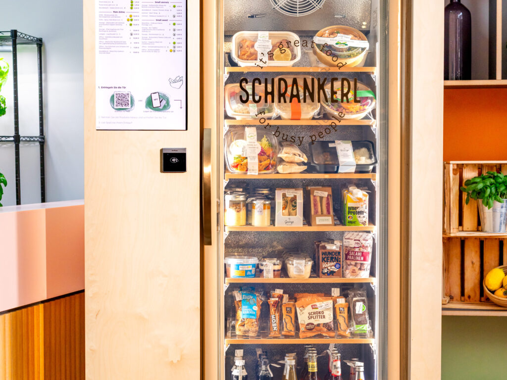 Ein gut gefüllter Schrankerl-Kühlschrank bietet frische Gerichte und Snacks zur Mitarbeiterverpflegung.