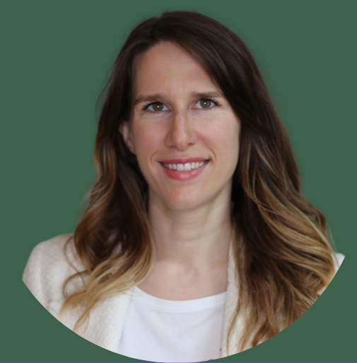 Eine lächelnde Frau als Ansprechpartnerin für gesunde Mitarbeiterverpflegung von Schrankerl.