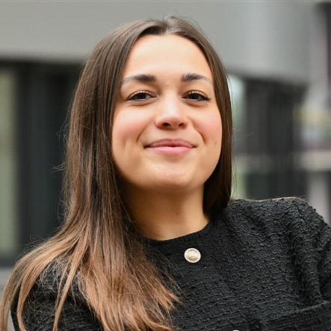 Eine lächelnde junge Frau aus dem Schrankerl-Team für gesunde Mitarbeiterverpflegung.