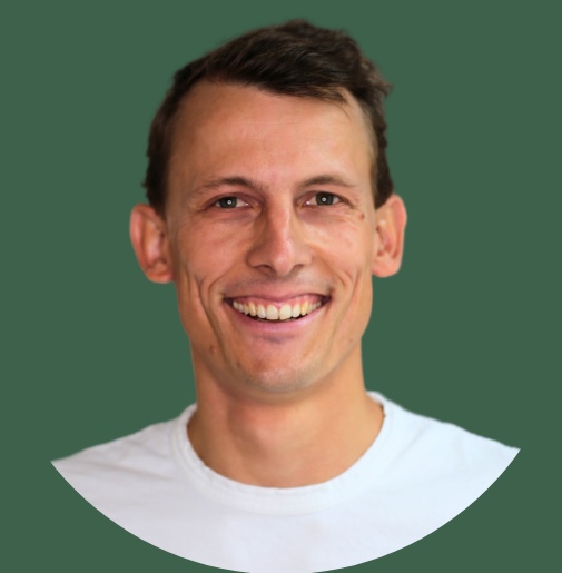 Stephan Haymerle Gründer von Schrankerl für gesunde Mitarbeiterverpflegung vor grünem Hintergrund.